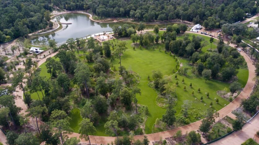 Eastern-Glades-Central-Lawn